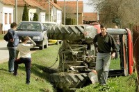 Povrijeđeno lice nakon slijetanja traktora sa kolovoza