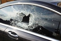 Lice iz Broda sugrađaninu razbilo vjetrobransko staklo na “opelu”