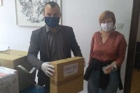 УСАИД поклонио шиваћу машину и материјал за маске у Сребреници