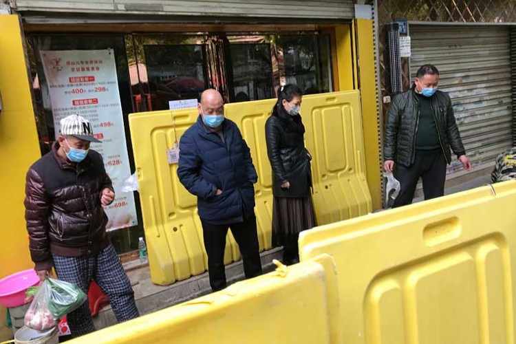 У Вухану становници полако излазе из кућа, жељни да лично купе свјеже намирнице после вишенедељног живота у изолацији