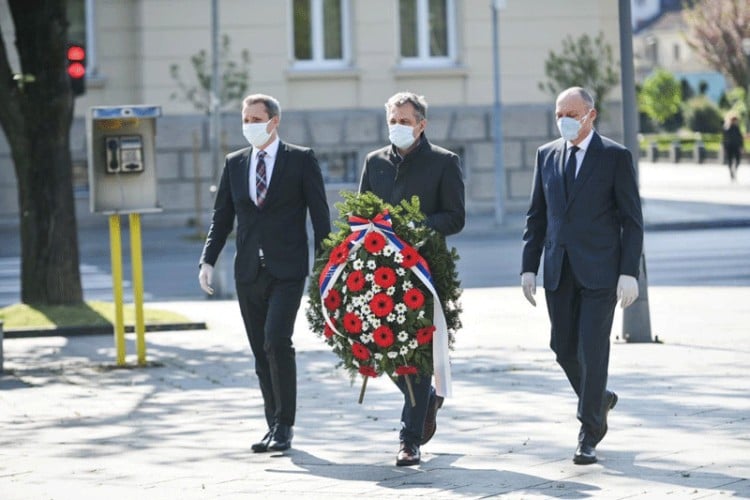 Положени вијенци на Тргу палих бораца.