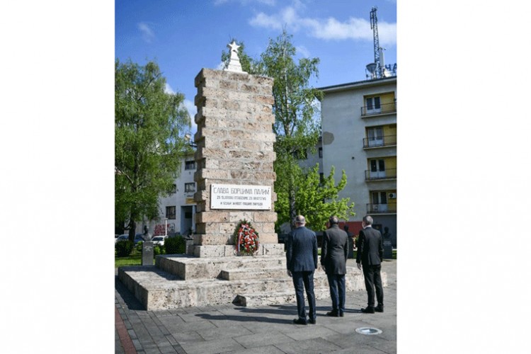 Положени вијенци на Тргу палих бораца.
