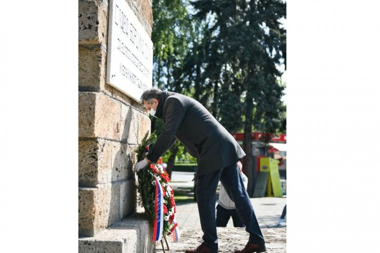 Положени вијенци на Тргу палих бораца.