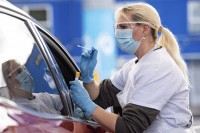 Od zaraze virusom korona u svijetu preminulo više od 240.000 ljudi