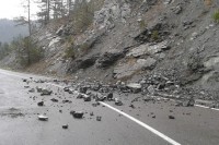 Стање на путевима: Учестали одрони, коловози влажни и клизави