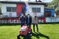 Stanarević poklonio Naprijedu traktor kosilicu