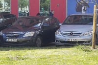 Pokušao se spasiti policije: Dosjetljivi vozač u Sarajevu “podijelio” istu tablicu na dva vozila