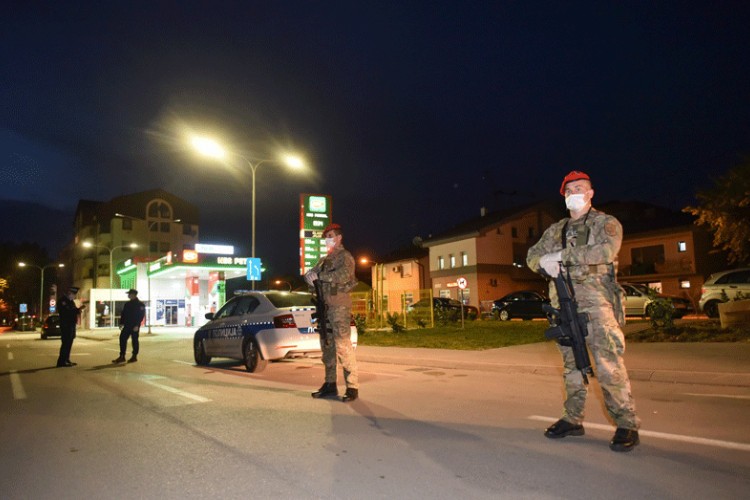 Припадници МУП-а патролирају на улицама Бањалуке.