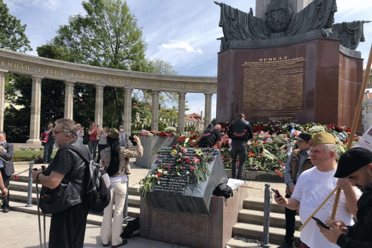 Поводом Дана побједе над фашизмом на споменик палим руским војницима у Бечу положени су вијенци
