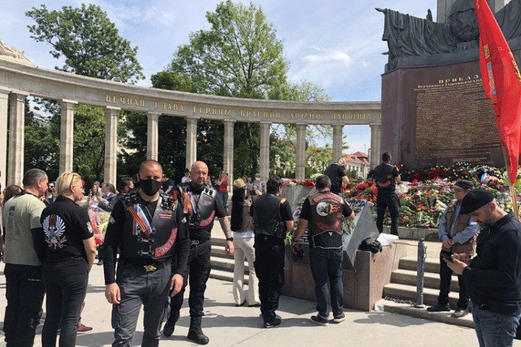 Поводом Дана побједе над фашизмом на споменик палим руским војницима у Бечу положени су вијенци