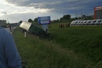 Tri osobe poginule, a dvije povrijeđene u sudaru kamiona i dva automobila kod Lukavca