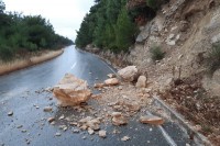 Стање на путевима: Коловози клизави, повећана опасност од одрона