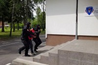 Akcija "Vitorog 2": Uhapšeni policijski službenik doveden u prostorije Uprave za organizovani i teški kriminalitet
