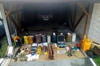 Pretresi u Stanarima: Pronađene puške, trombloni, bombe i ukradeni predmeti