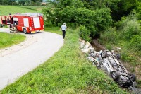 Džip probio ogradu i završio u rijeci na krovu