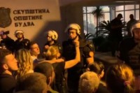 Na ulicama Budve jedinice za razbijanje demonstracija, narod čuva sveštenika od deportacije VIDEO