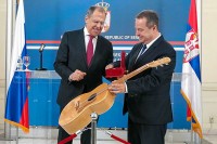 Lavrov poklonio Dačiću mikrofon, a od Dačića dobio gitaru