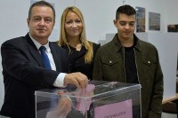 Do 9.00 časova izašlo 5,2 odsto birača, glasali Dačić i Brnabić