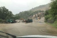У мјесту Кушлат обустављен саобраћај због изливања воде на коловоз