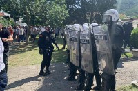 Privedeno 17 osoba koje su učestvovale u incidentima u Budvi VIDEO