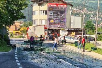Desetine gajbi s kiseljakom ispale iz kamiona kod Konjica, saobraćaj privremeno blokiran