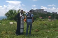 Vladika služio pomen, Albanac ometao kosilicom VIDEO