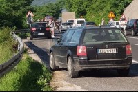 Teška saobraćajna nesreća u Bradini, zapalio se automobil