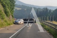 Kneževo: Udarili automobilom u policijsko vozilo, povrijeđena tri lica