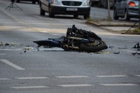 Tuzla: Vozač motocikla teško povrijeđen kada je sletio s puta