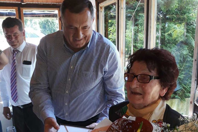 Dodik je priredio iznenađenje baki Mari Kragulj došavši na proslavu njenog 100. rođendana