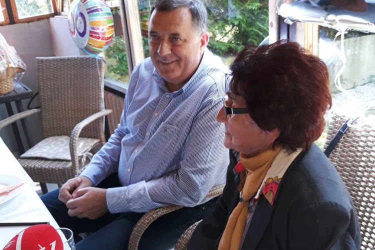 Додик je приредио изненађење баки Мари Крагуљ дошавши на прославу њеног 100. рођендана