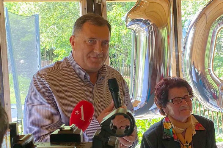 Dodik je priredio iznenađenje baki Mari Kragulj došavši na proslavu njenog 100. rođendana