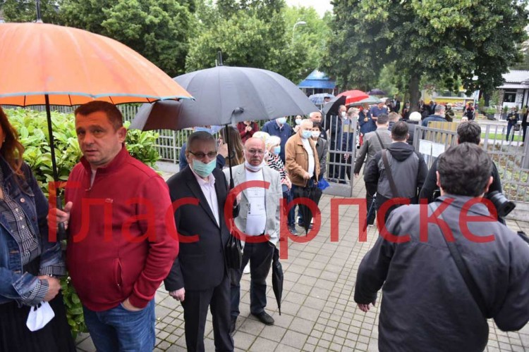 Srpski član Predsjedništva BiH Milorad Dodik glasao je danas u Banjaluci za izbore u Srbiji.