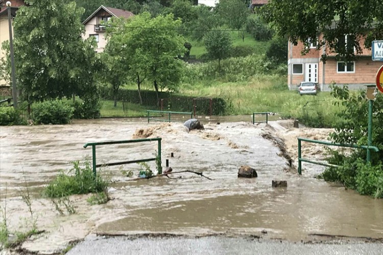 Обилне падавине донијеле бројне проблеме.