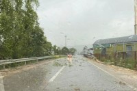 Нови Град: Јака киша и вјетар, у Добрљину вода прекрила цесту