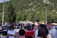 Građani Drvara blokirali put ka Bosanskom Grahovu