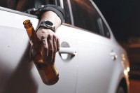 Vozio sa 2,48 promila alkohola, pa udario u parkiran automobil