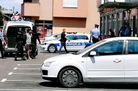 Završena drama kod Gradiške: Specijalci upali u kuću i uhapsili muškarca, njegova majka odvezena u bolnicu FOTO