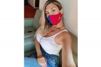 Objavila fotografiju sa maskom "torcide", svi gledali u dekolte