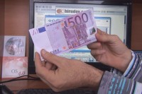 Optužen da je lažnim evrima kupio automobil
