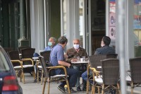 Маске треба носити у башти кафића, у реду испред продавнице, на пијаци...