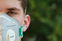 Ružna navika koja povećava rizik od zaraze virusom korona