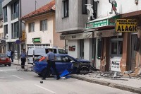 Bježao od policije pa "fordom" udario u izloge tri trgovine u Visokom