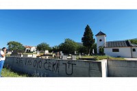 Na zidu pravoslavnog groblja u Širokom Brijegu osvanuli ustaški simboli i poruka "Sve vas ovo čeka"