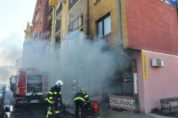 У току гашење пожара у пословном простору у стамбеној згради у Зворнику