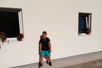 Дјечак Дејан Зорић са породицом у новој кући