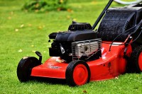 Maloljetnik sa saučesnikom zatečen u krađi motorne kosačice