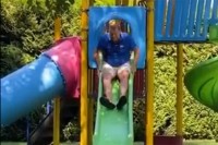 Додик ужива са унуцима, спустио се низ тобоган VIDEO