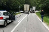 Nesreća kod Prozora: S kamiona se otkačila šlepa i udarila u automobil, ima povrijeđenih