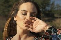 Jelena Tomašević objavila novi singl "Diraj mi usne" VIDEO